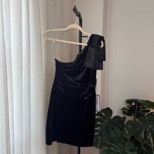 One Shoulder Velvet Mini Dress with Bow Detail and side slit - Size L